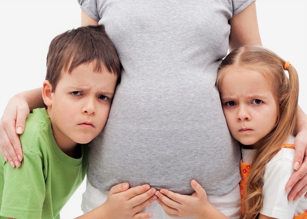 Как бороться с детской ревностью: 5 правил для родителей от психолога