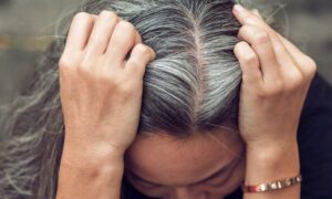 2 сильні емоції, які призводять до втрати волосся і сивини