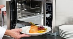 9 продуктів, які стають небезпечними після підігріву в мікрохвильовій печі