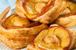 Швидкий десерт: рецепт слойки з персиками