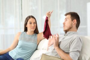 Як зрозуміти, що чоловік зраджує: 5 дзвіночків (Не пропусти)