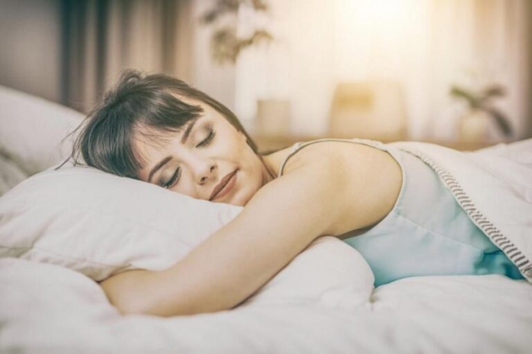 3 причини, за якими шкідливо спати на животі