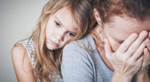 Мене не любить мама: як не зламати собі життя. Поради психолога