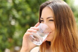 Скільки треба пити води в день: цифри, факти і важливі правила